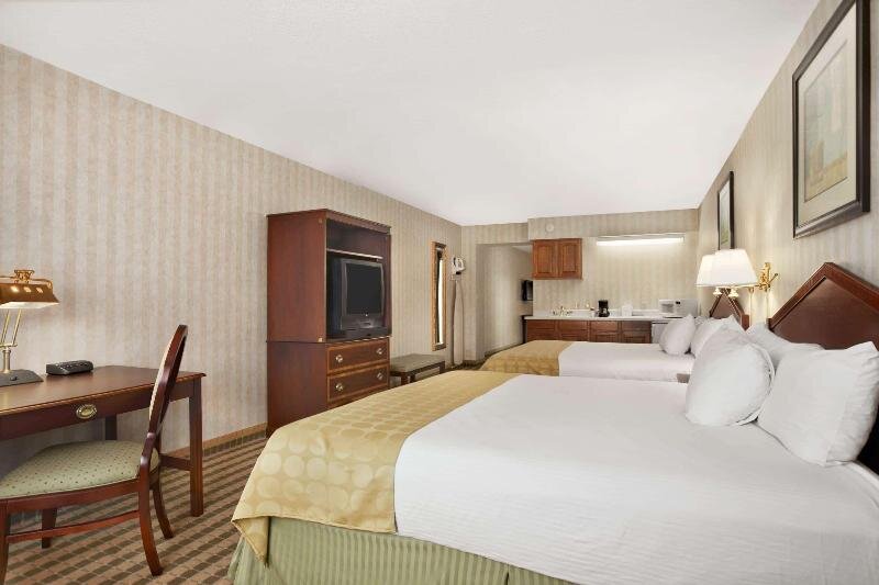 Люкс Standard Ramada by Wyndham Saginaw Hotel & Suites