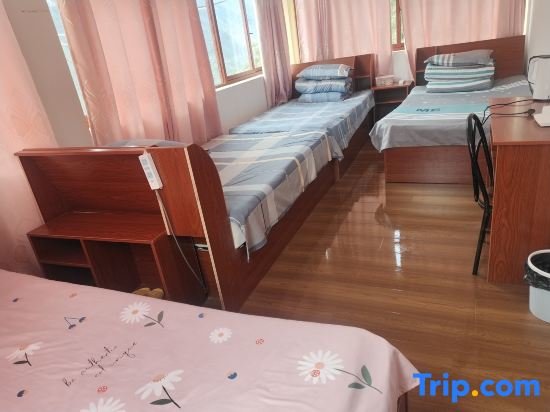 Bed in Dorm (male dorm) with view Ben Li Wan Family Hotel
