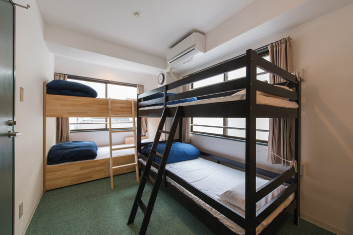 Кровать в общем номере World Travelers Hostel UENO