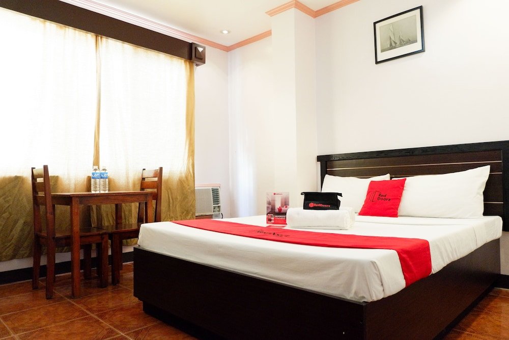 Standard Doppel Zimmer RedDoorz near Maribago Barangay Hall