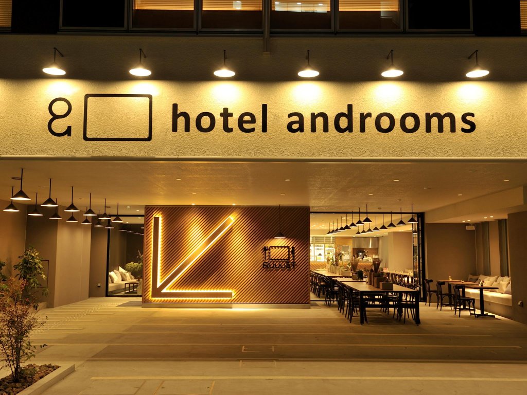 Кровать в общем номере hotel androoms Osaka Hommachi