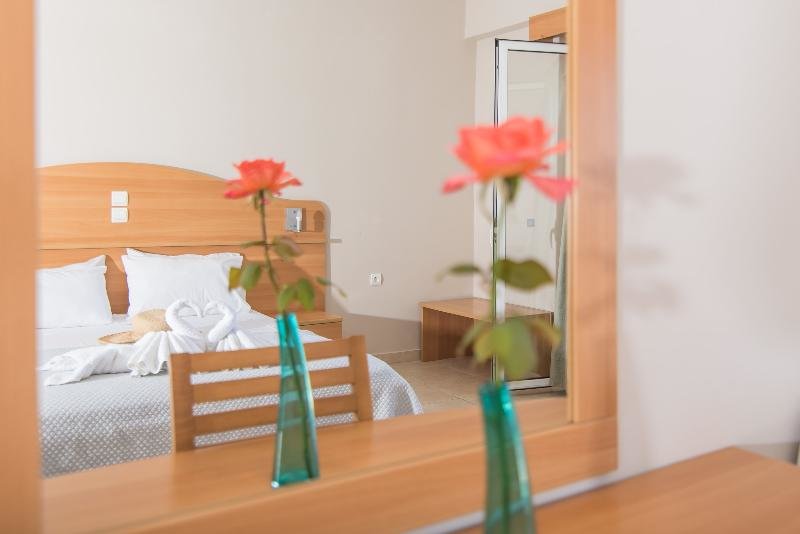 Camera familiare Standard con balcone e con vista sui campi Belussi Beach Hotel & Suites