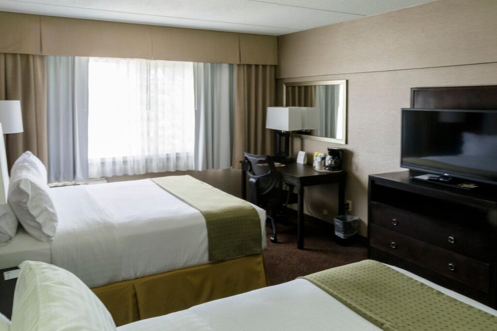 Четырёхместный номер Standard Holiday Inn Express Big Rapids, an IHG Hotel