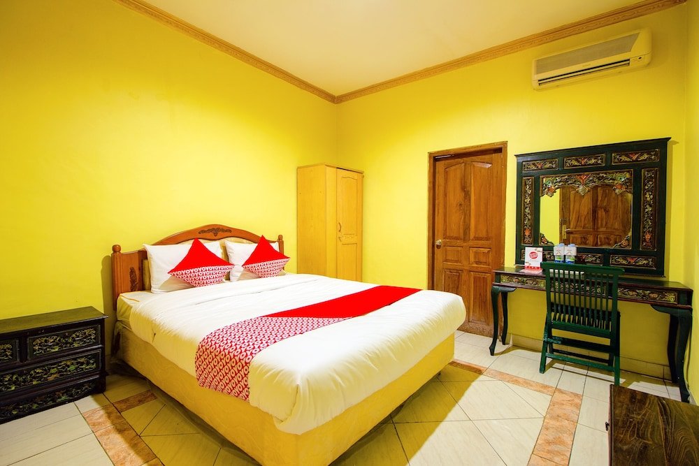 Deluxe room OYO 1770 Hotel Mawar Saron 2