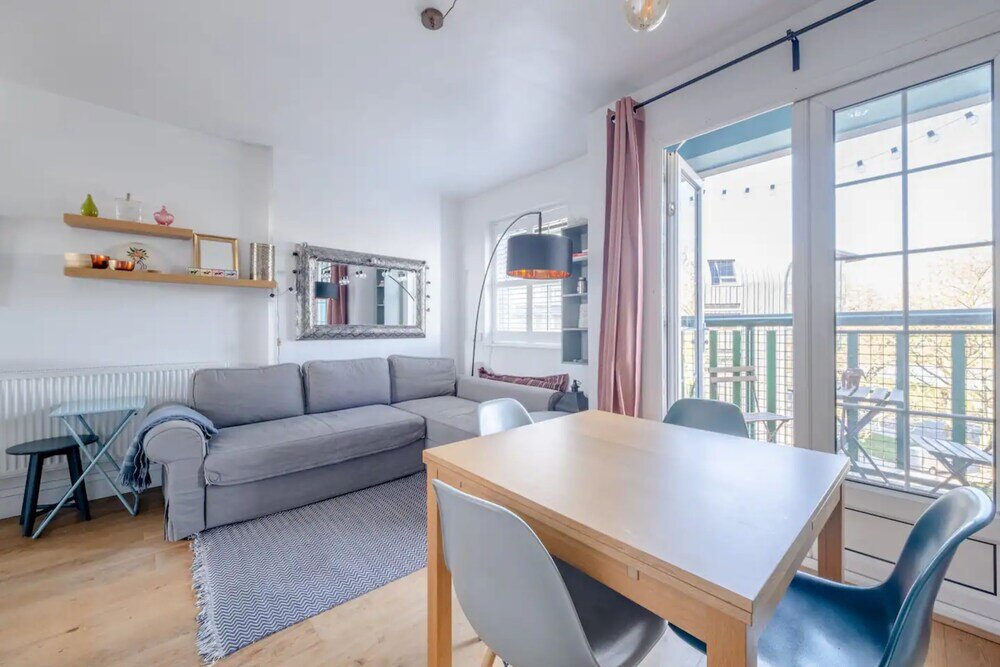 Apartment Spacious 2 Bedroom Flat in Clapham With Balcony