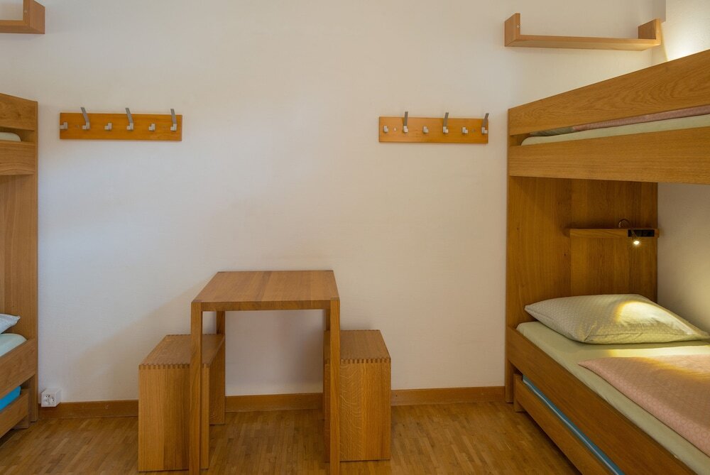 Кровать в общем номере (мужской номер) Pontresina Youth Hostel