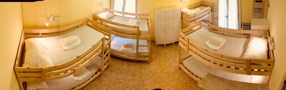 Кровать в общем номере Urania