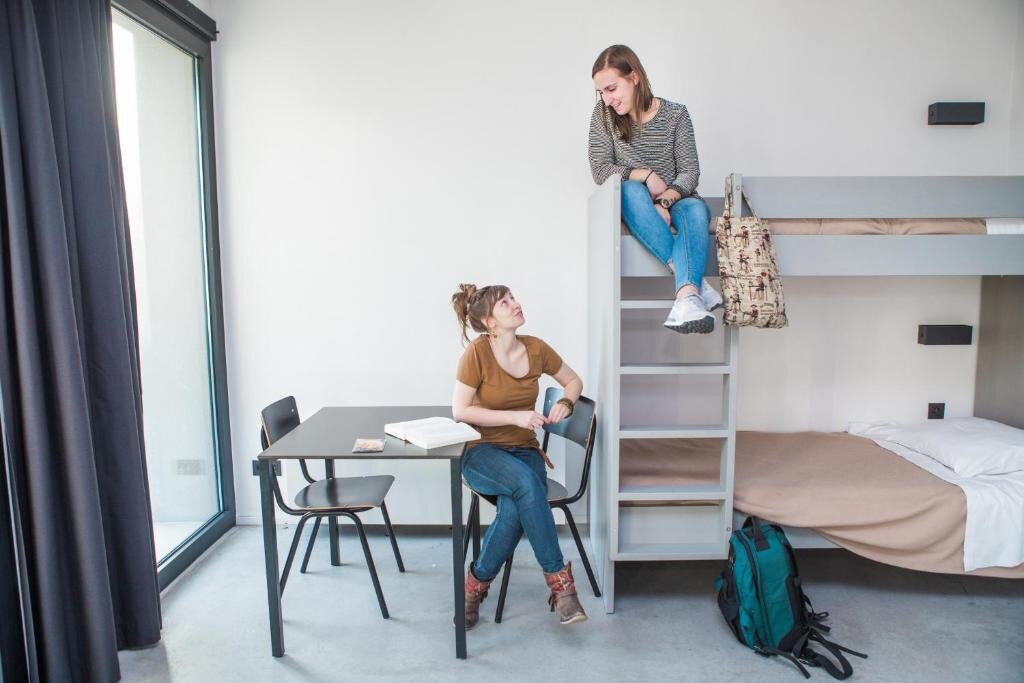 Кровать в общем номере (женский номер) Antwerp Central Youth Hostel
