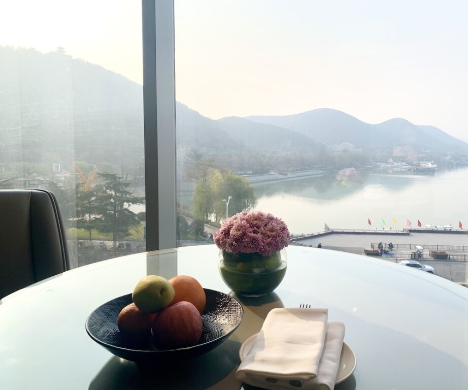 Четырёхместный номер Standard с видом на озеро Xuzhou Marriott Hotel Lakeview