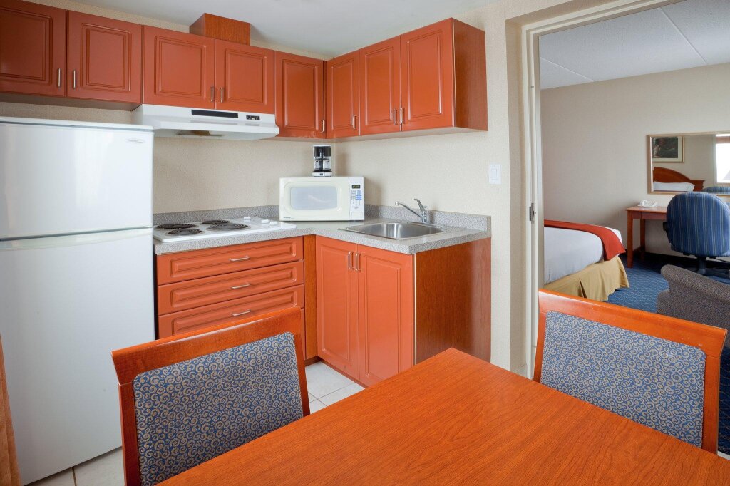 Standard room Holiday Inn Express Hotel & Suites Barrie, an IHG Hotel