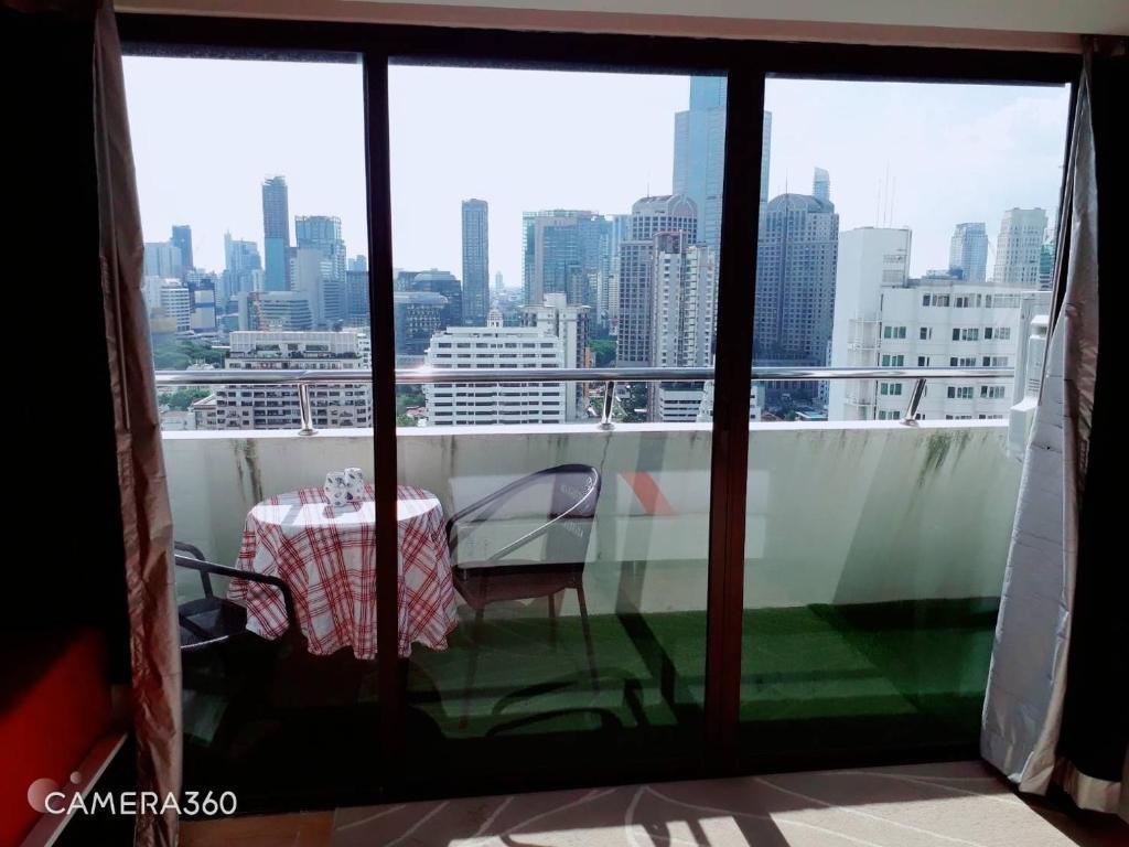 Apartment cozy apartment central bangkok 25th floor beautifull balcony