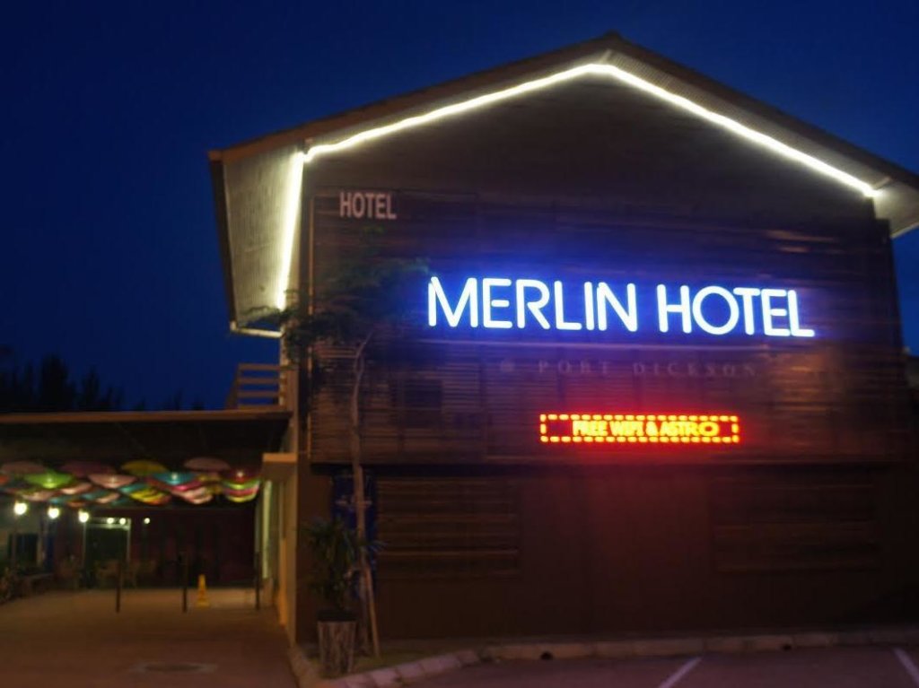 Кровать в общем номере Merlin Hotel