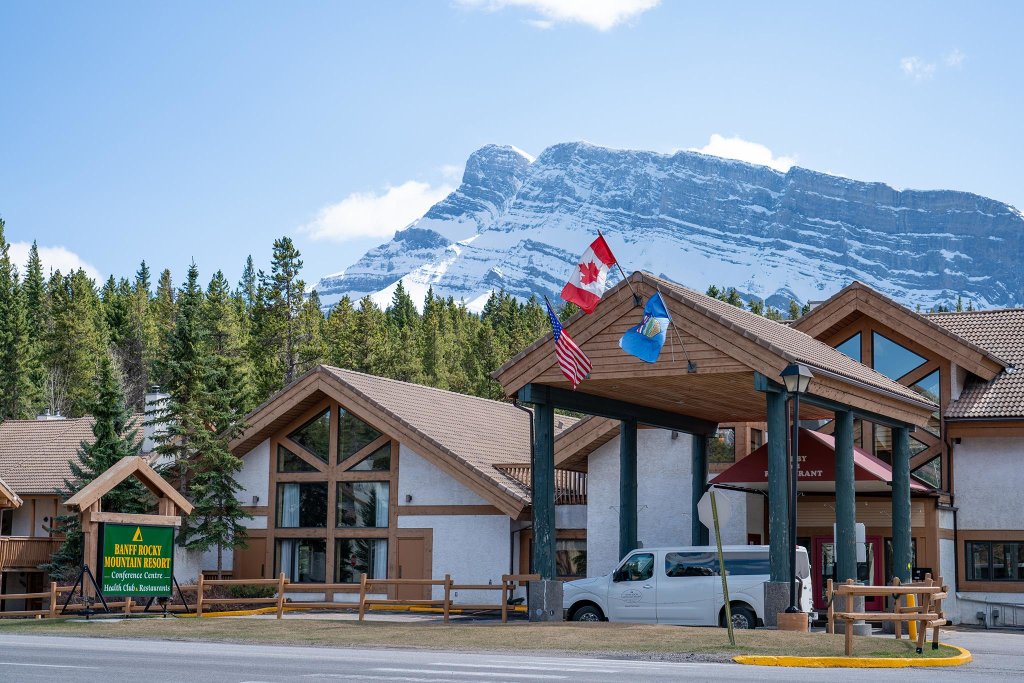 Четырёхместный номер Standard с 2 комнатами Banff Rocky Mountain Resort