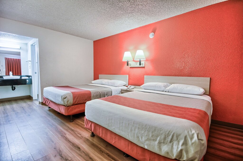 Четырёхместный номер Standard Motel 6-Fresno, CA - Blackstone South