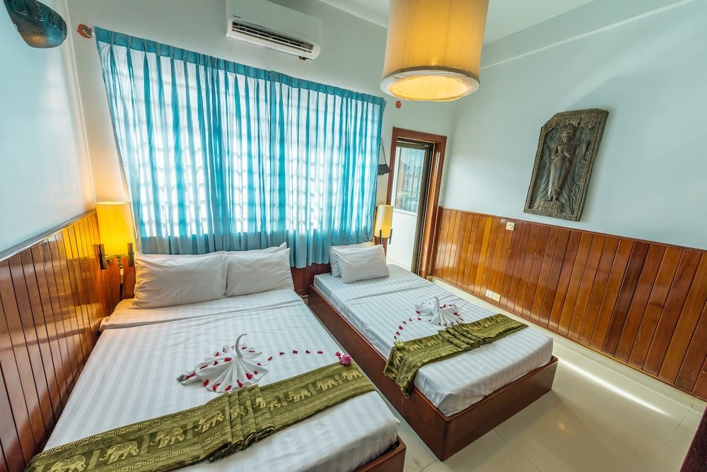 Deluxe Family room with balcony Travellerhome Angkor Guesthouse
