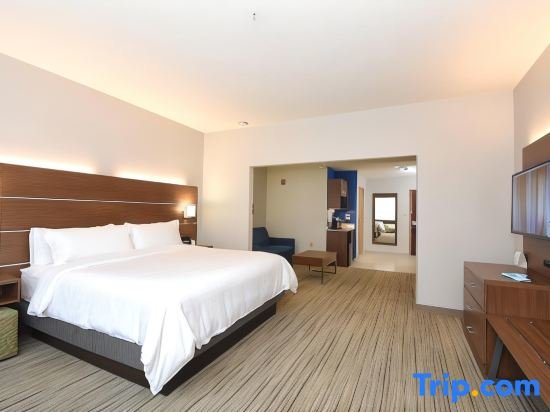Люкс c 1 комнатой Holiday Inn Express & Suites Southern Pines-Pinehurst Area, an IHG Hotel