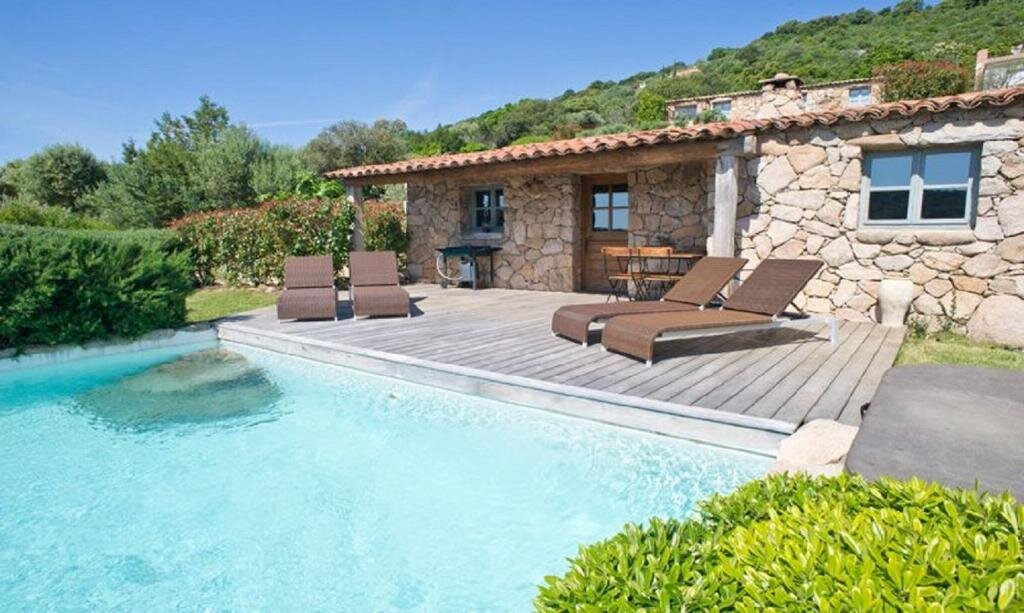 Villa Belle bergerie avec piscine chauffee surplombant la baie de Santa Giulia