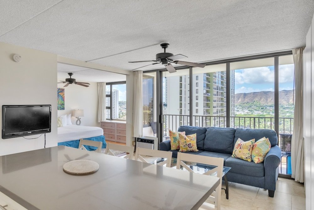 Номер Standard Spectacular Deluxe Diamond Head and Pool View Suite, Free Parking & Wi-Fi home