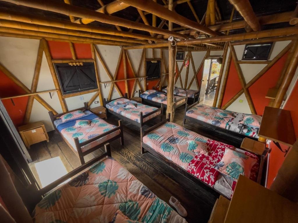 Кровать в общем номере Hostal Bambu
