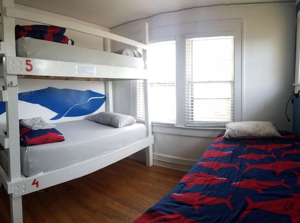Кровать в общем номере (женский номер) Bon Paul & Sharky's Hostel