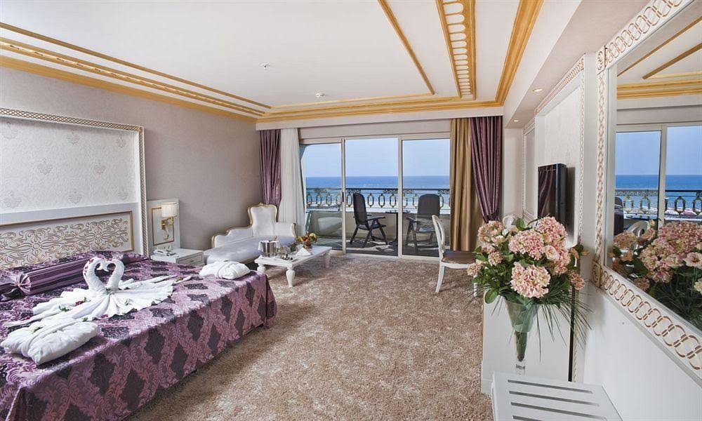 Номер Honeymoon Crystal Palace Luxury Resort & Spa