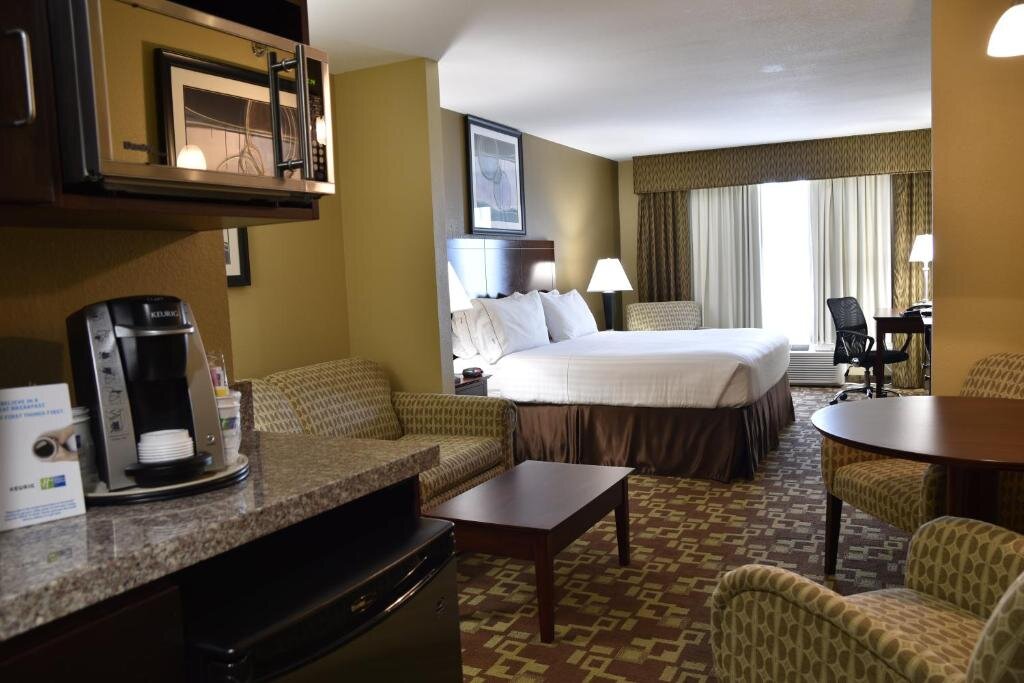 Люкс Holiday Inn Express Hotel & Suites St. Charles, an IHG Hotel