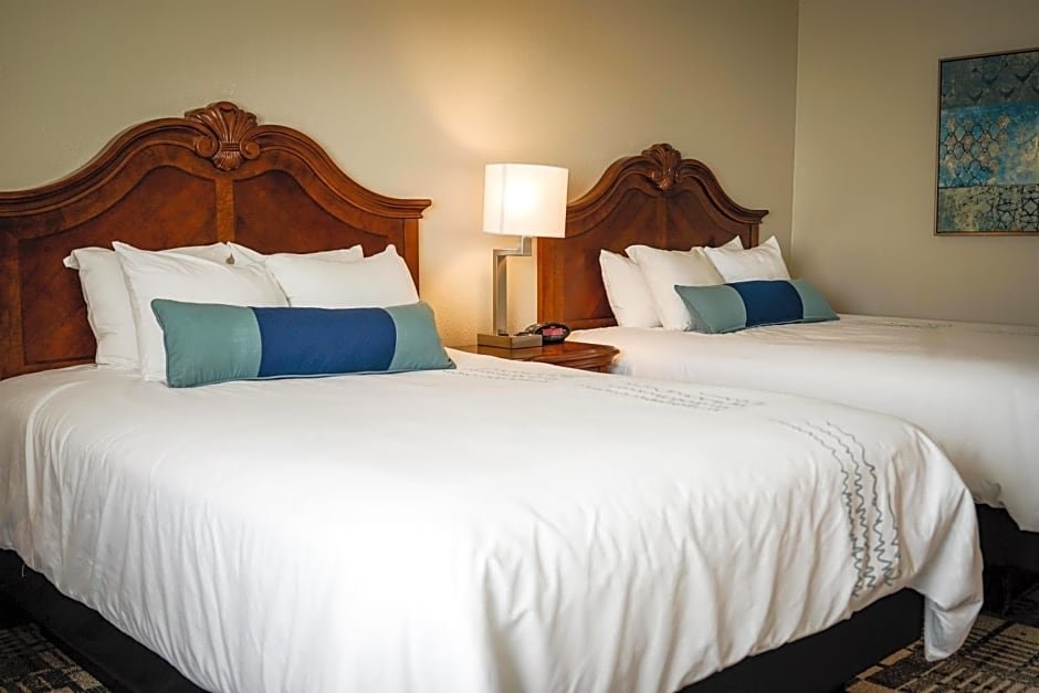 Четырёхместный номер Standard с видом на бассейн Best Western Plus Dubuque Hotel and Conference Center