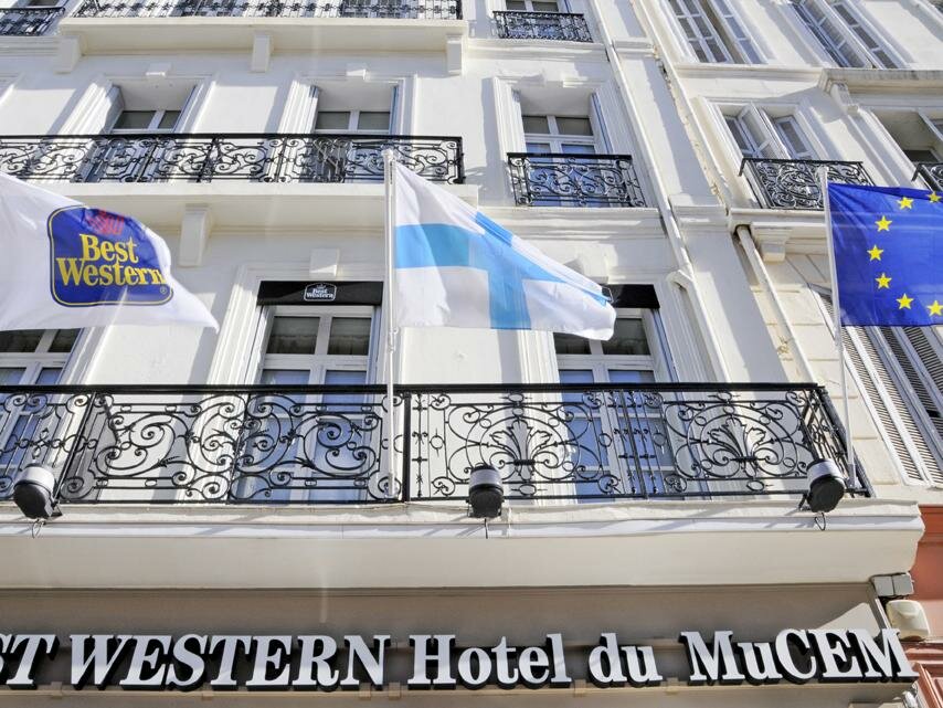 Кровать в общем номере Best Western Hotel du Mucem