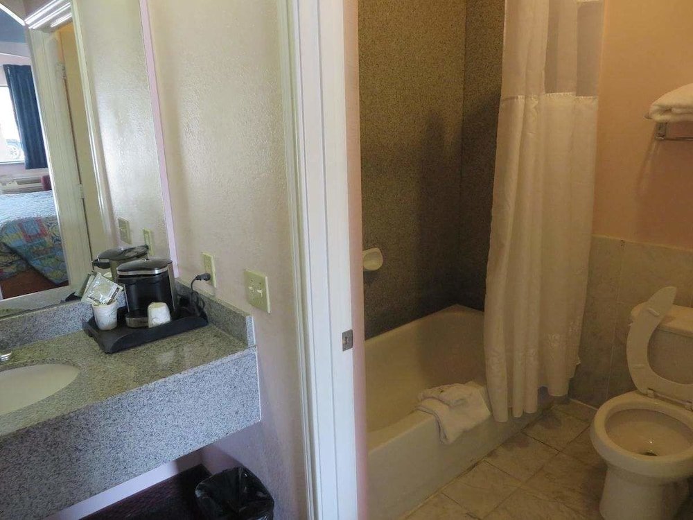 Standard Zimmer Travelers Inn and Suites Liberty