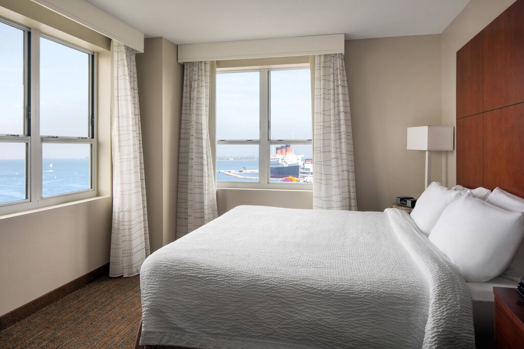 Suite 1 Schlafzimmer mit Hafenblick Residence Inn by Marriott Downtown Long Beach