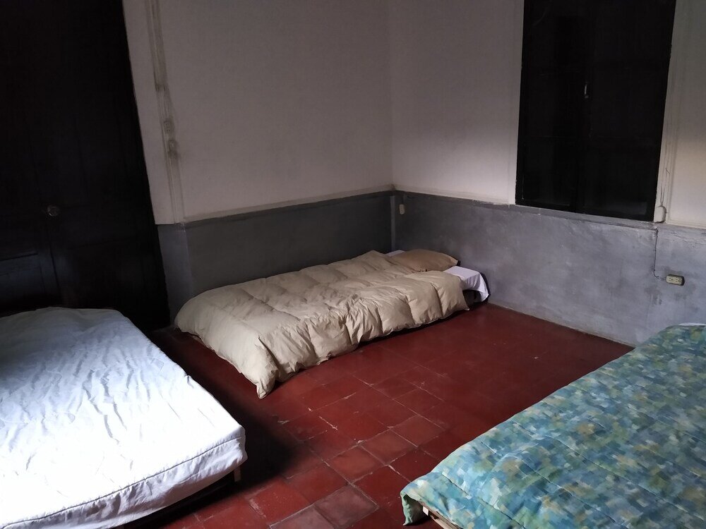 Кровать в общем номере Pachama Café Hostal