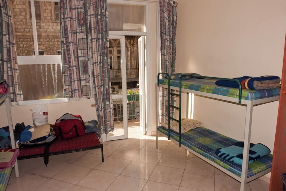 Кровать в общем номере (мужской номер) Port Inn