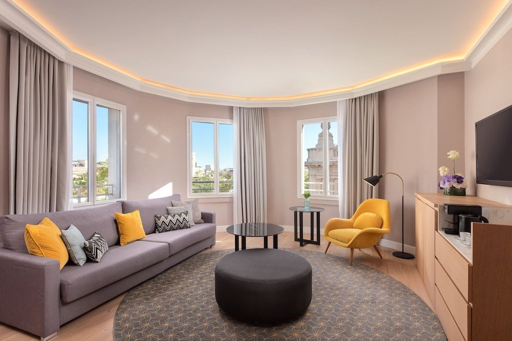 1 Bedroom Corner Suite with city view Le Meridien Barcelona