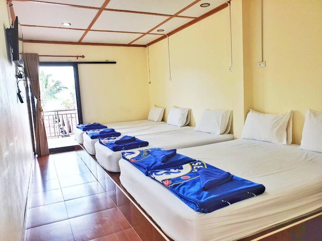 Трёхместный семейный номер Standard с балконом Phi Phi Sand Sea View Resort