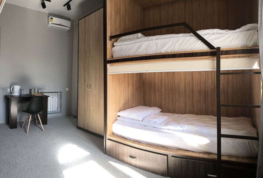 Общежитие в сызрани. Hi Loft Hostel Сызрань. Двухъярусная кровать для хостела. Кровать в хостеле. Двухъярусные кровати для хостелов.