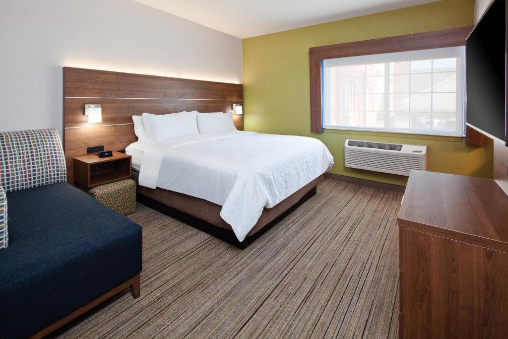 Двухместный люкс c 1 комнатой Holiday Inn Express & Suites - Tulare, an IHG Hotel