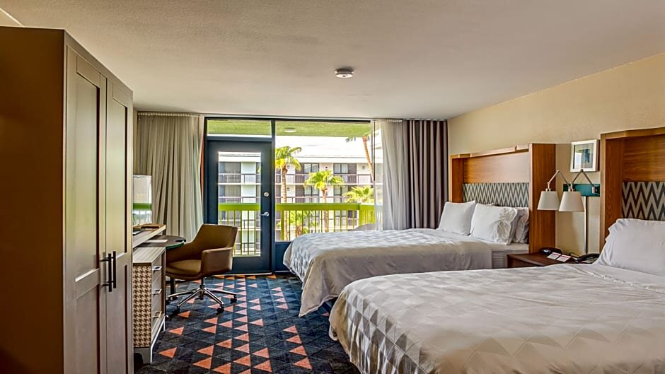 Четырёхместный номер Premium с видом на бассейн Holiday Inn & Suites Phoenix-Mesa-Chandler, an IHG Hotel