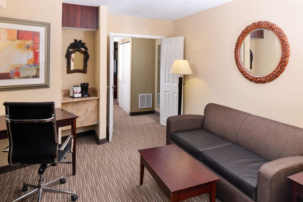 Двухместный люкс с 2 комнатами Holiday Inn Express Hotel Clearwater East - ICOT Center, an IHG Hotel