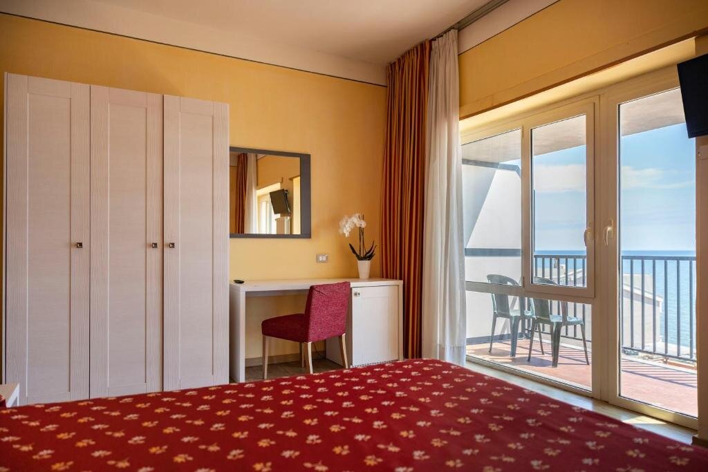 Camera tripla Superior con vista mare Hotel Villa Margherita