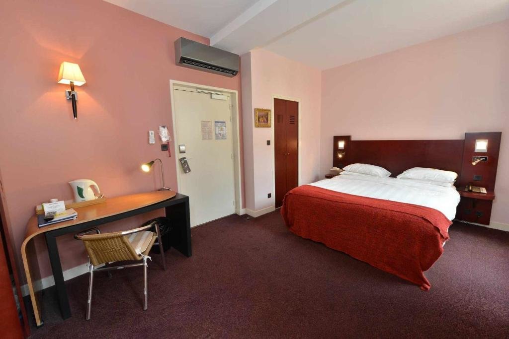 Standard Double room Logis Hotel De La Cote D'or
