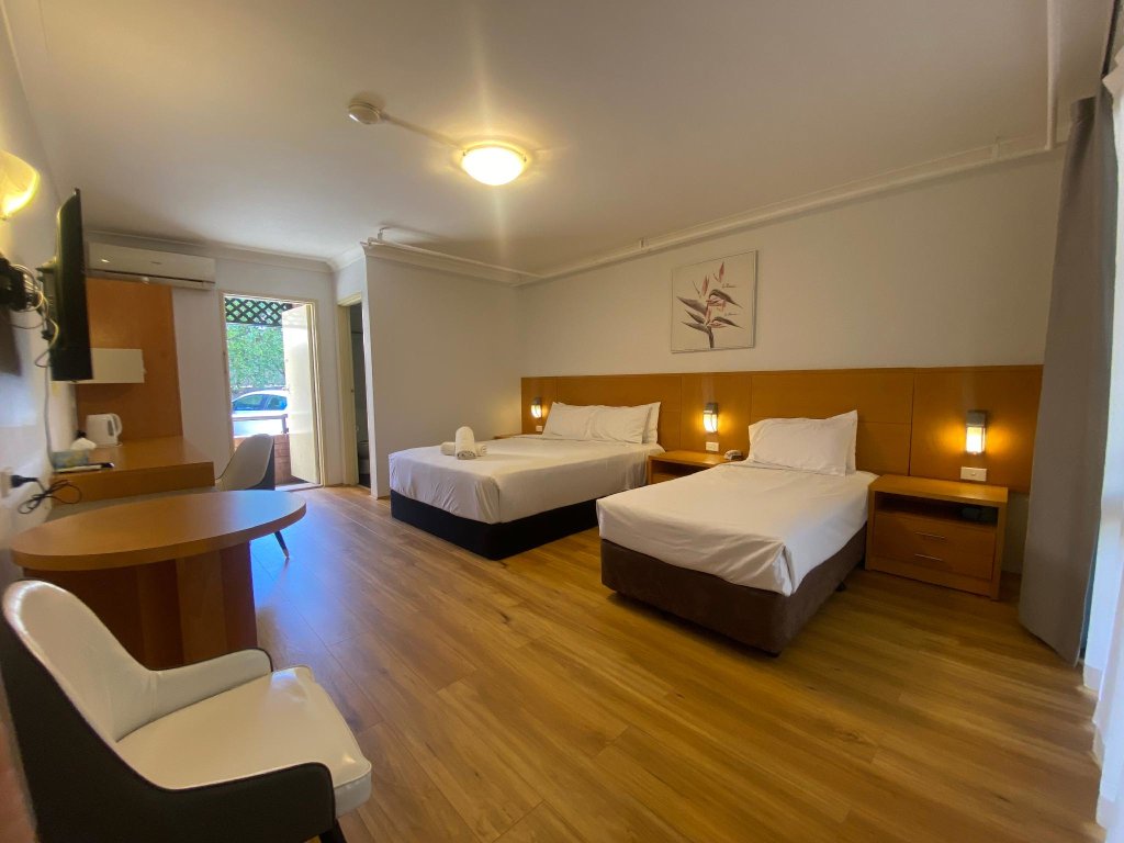 Deluxe Triple room with balcony Garden Lodge Sydney Hotel