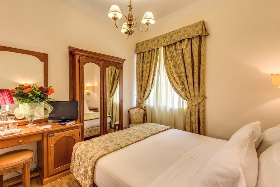 Кровать в общем номере Hotel Cortina