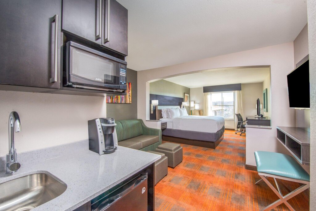 Suite Holiday Inn Express & Suites Shawnee-Kansas City West, an IHG Hotel