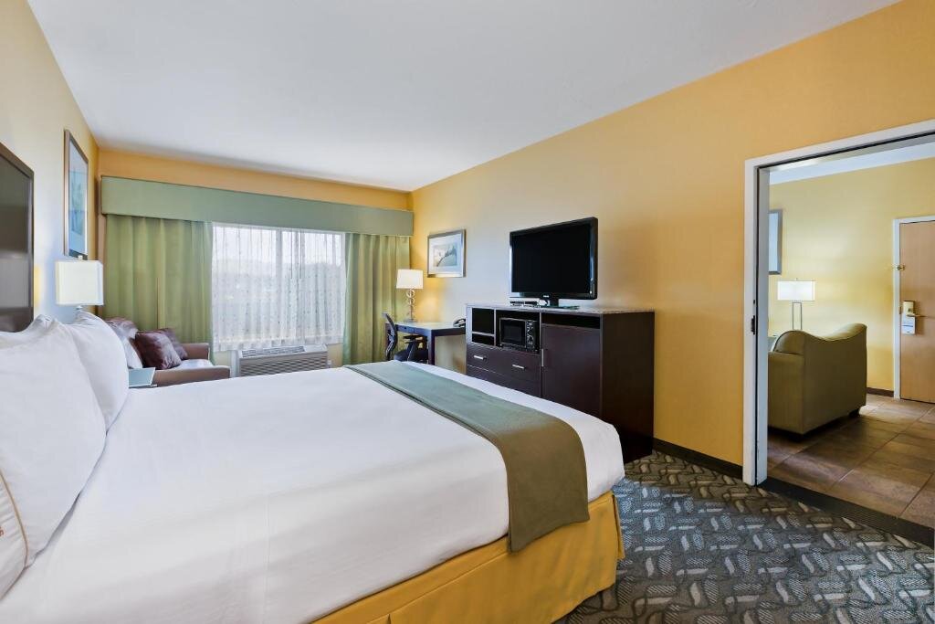 Люкс Holiday Inn Express Hotel & Suites San Jose-Morgan Hill, an IHG Hotel