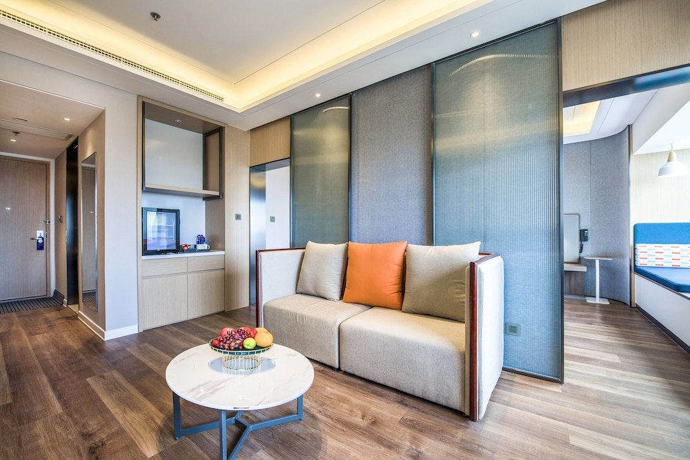 Suite 1 Schlafzimmer mit Blick auf den Park Holiday Inn Express Foshan Beijiao, an IHG Hotel
