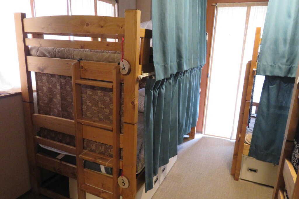 Кровать в общем номере Guest House Nakaima