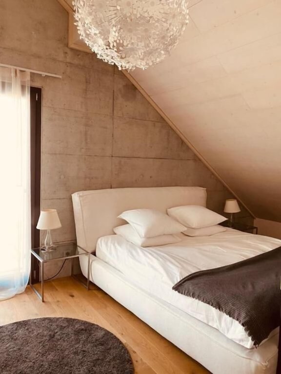 Suite 2 Schlafzimmer mit Bergblick Hotel de l’Ours Preles
