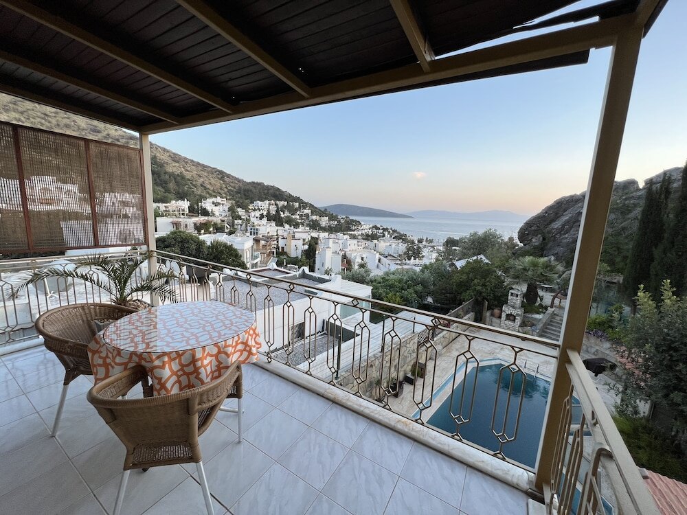 Suite con balcón y con vista a la piscina The Aegean Gate Hotel