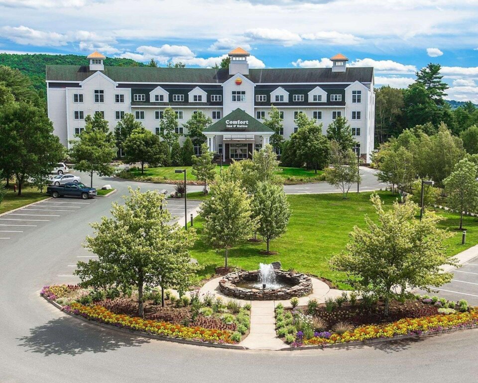 Standard Zimmer Comfort Inn & Suites Near Burke Mountain