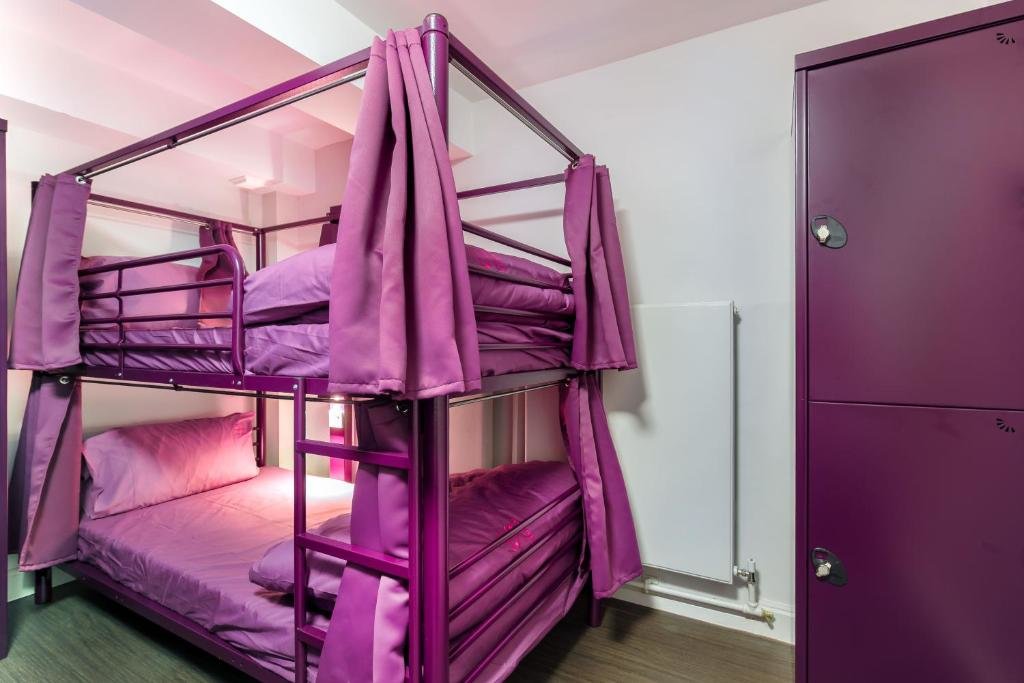 Кровать в общем номере Safestay London Kensington Holland Park